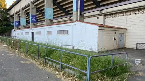 Acceso a los vestuarios del recinto deportivo Acceso a los vestuarios del recinto deportivo