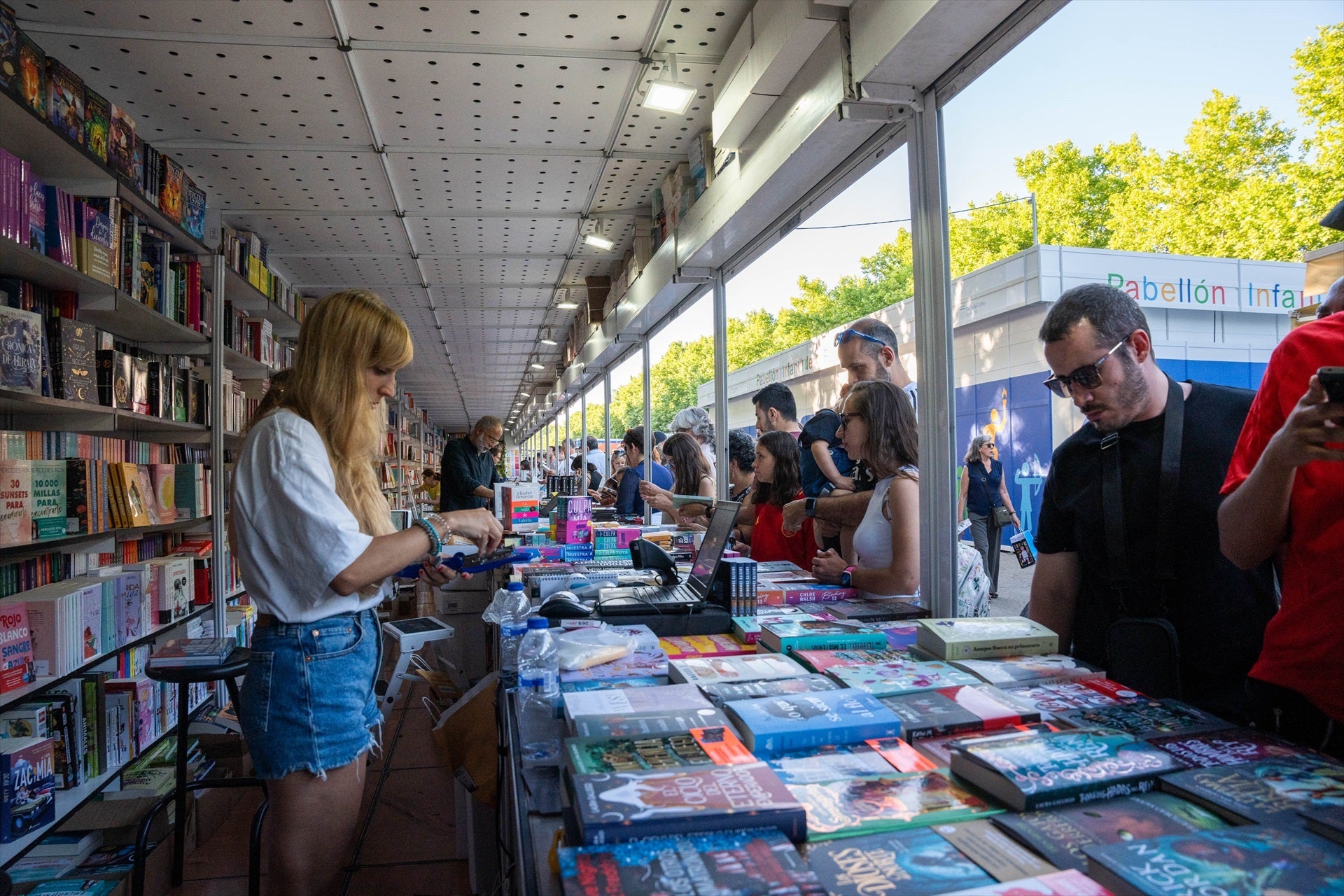La Feria del Libro de Madrid cierra la tarde de este viernes por previsiones de calor y viento La Feria del Libro de Madrid cierra la tarde de este viernes por previsiones de calor y viento