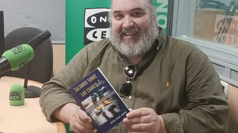 El escritor Antonio Manuel Moreno presenta esta tarde en Alcalá de Henares su novela "Saltando sobre los charcos" Antonio Manuel Moreno en Más de uno Alcalá