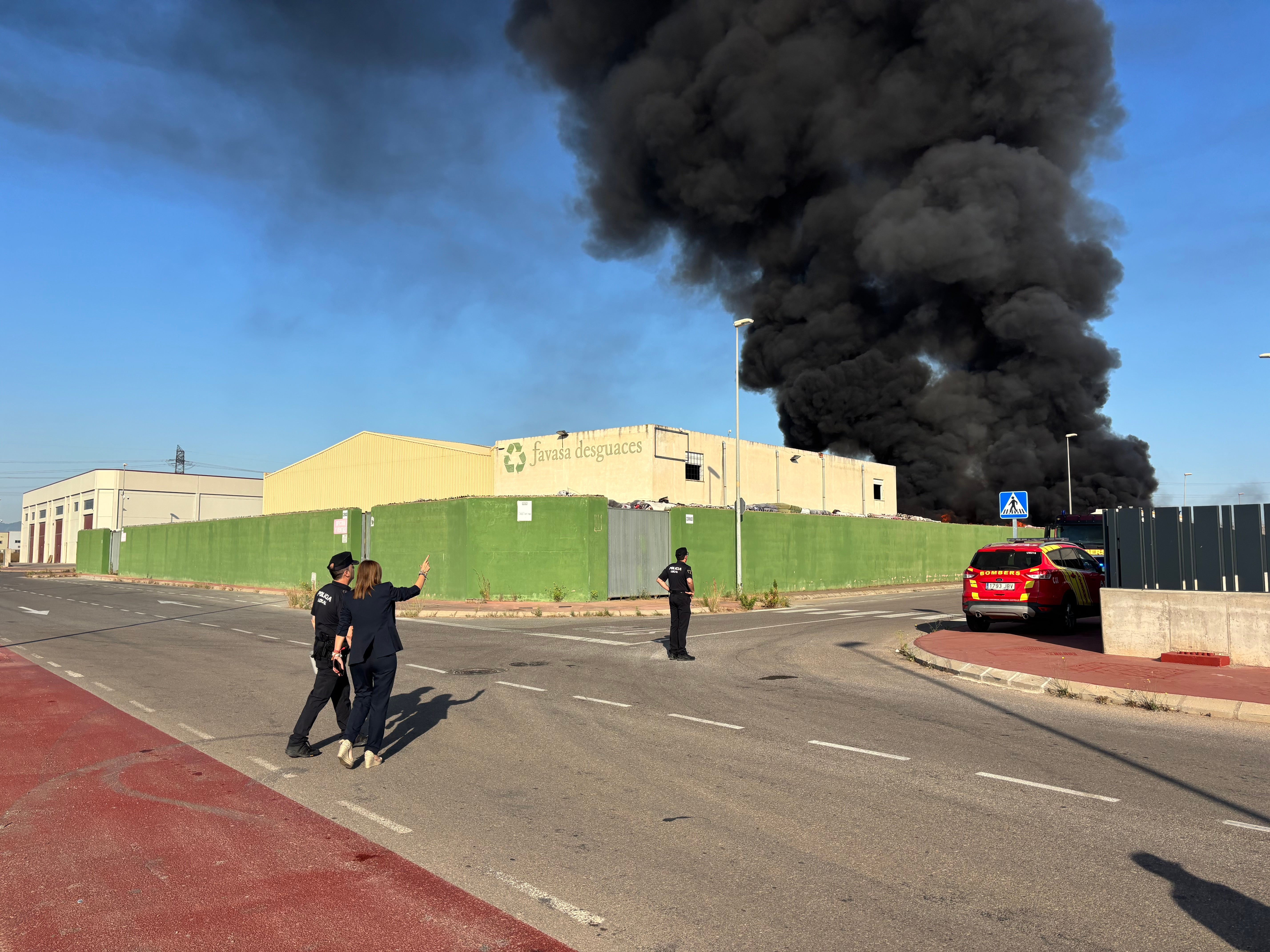 Desalojan el polígono industrial de Almassora por un incendio activo en una nave de residuos textiles Desalojan el polígono industrial de Almassora por un incendio activo en una nave de residuos textiles