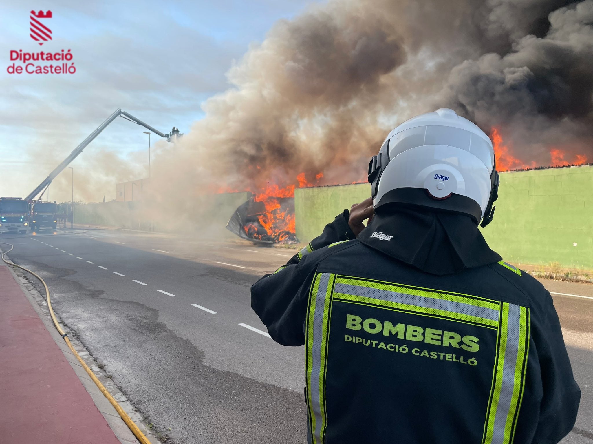 El incendio industrial de Almassora amplía su dispositivo de extinción El incendio industrial de Almassora amplía su dispositivo de extinción