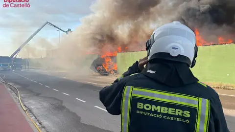 El incendio industrial de Almassora amplía su dispositivo de extinción El incendio industrial de Almassora amplía su dispositivo de extinción