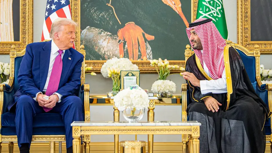 El príncipe heredero saudí Mohammed bin Salman (derecha) conversa con el presidente de Estados Unidos, Donald Trump. El príncipe heredero saudí Mohammed bin Salman (derecha) conversa con el presidente de Estados Unidos, Donald Trump.