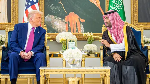 El príncipe heredero saudí Mohammed bin Salman (derecha) conversa con el presidente de Estados Unidos, Donald Trump. El príncipe heredero saudí Mohammed bin Salman (derecha) conversa con el presidente de Estados Unidos, Donald Trump.
