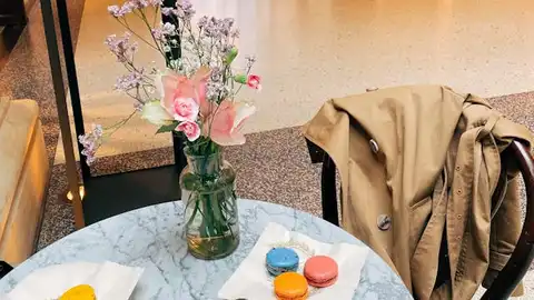 Los trucos que usan los hoteles para que siempre huela bien Ramo de flores frescas en mesita de hotel