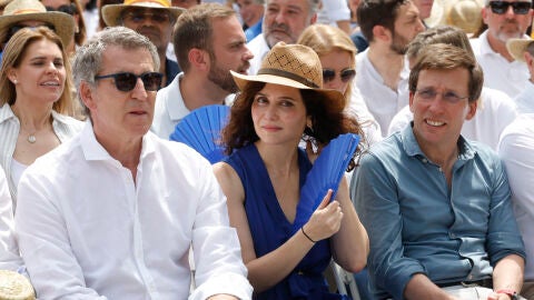 De izquierda a derecha_ Alberto Núñez Feijóo, Isabel Díaz Ayuso y José Luis Martínez-Almeida De izquierda a derecha_ Alberto Núñez Feijóo, Isabel Díaz Ayuso y José Luis Martínez-Almeida