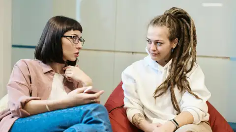 Dos chicas hablando Dos chicas hablando