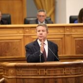 El presidente de la Junta de Castilla-La Mancha, Emiliano García-Page, durante un pleno en las Cortes regionales