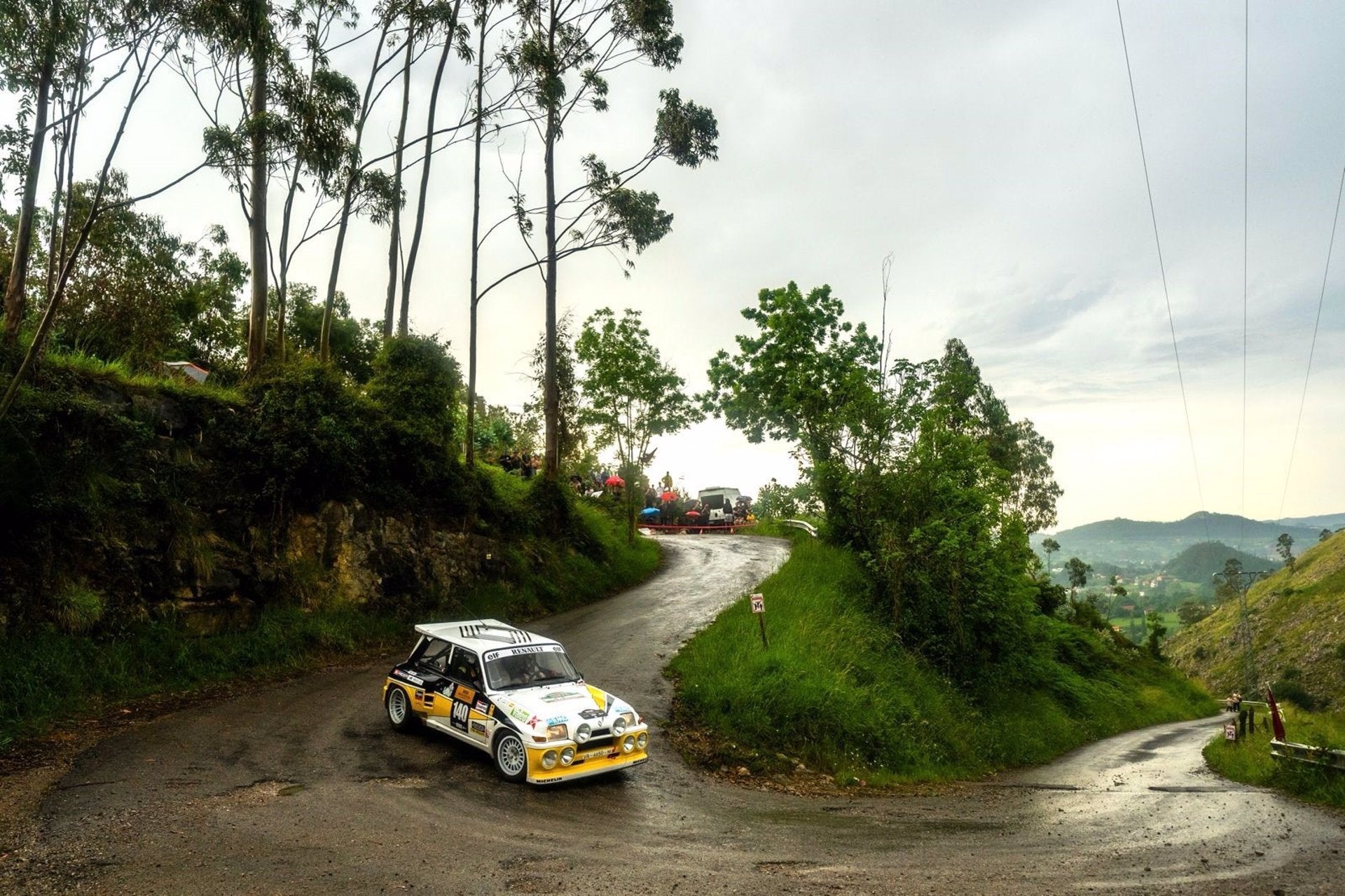 Un coche del Rallye de Hoznayo se sale de la pista y alcanza a varias personas Un coche del Rallye de Hoznayo se sale de la pista y alcanza a varias personas