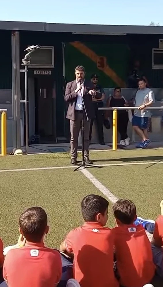 Momento del discurso del alcalde en el renombre del campo de fútbol. Momento del discurso del alcalde en el renombre del campo de fútbol.