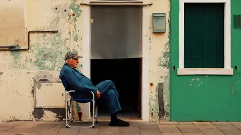 El aviso de la Policía Local a las personas que sacan las sillas o las mesas a la puerta de su casa: "Si pedimos retirarlas..." El aviso de la Policía Local a las personas que sacan las sillas o las mesas a la puerta de su casa: "Si pedimos retirarlas..."