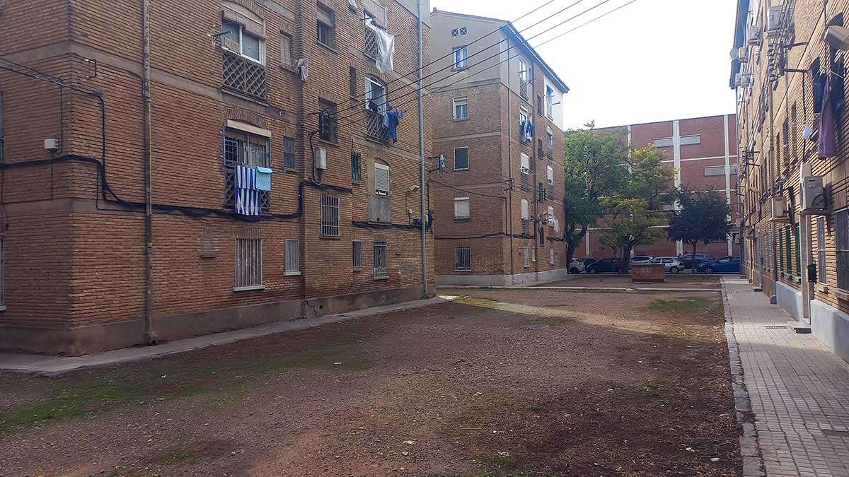 Recogen firmas en el Grupo Andrea Casamayor para pedir mejoras al Ayuntamiento de Zaragoza Recogen firmas en el Grupo Andrea Casamayor para pedir mejoras al Ayuntamiento de Zaragoza