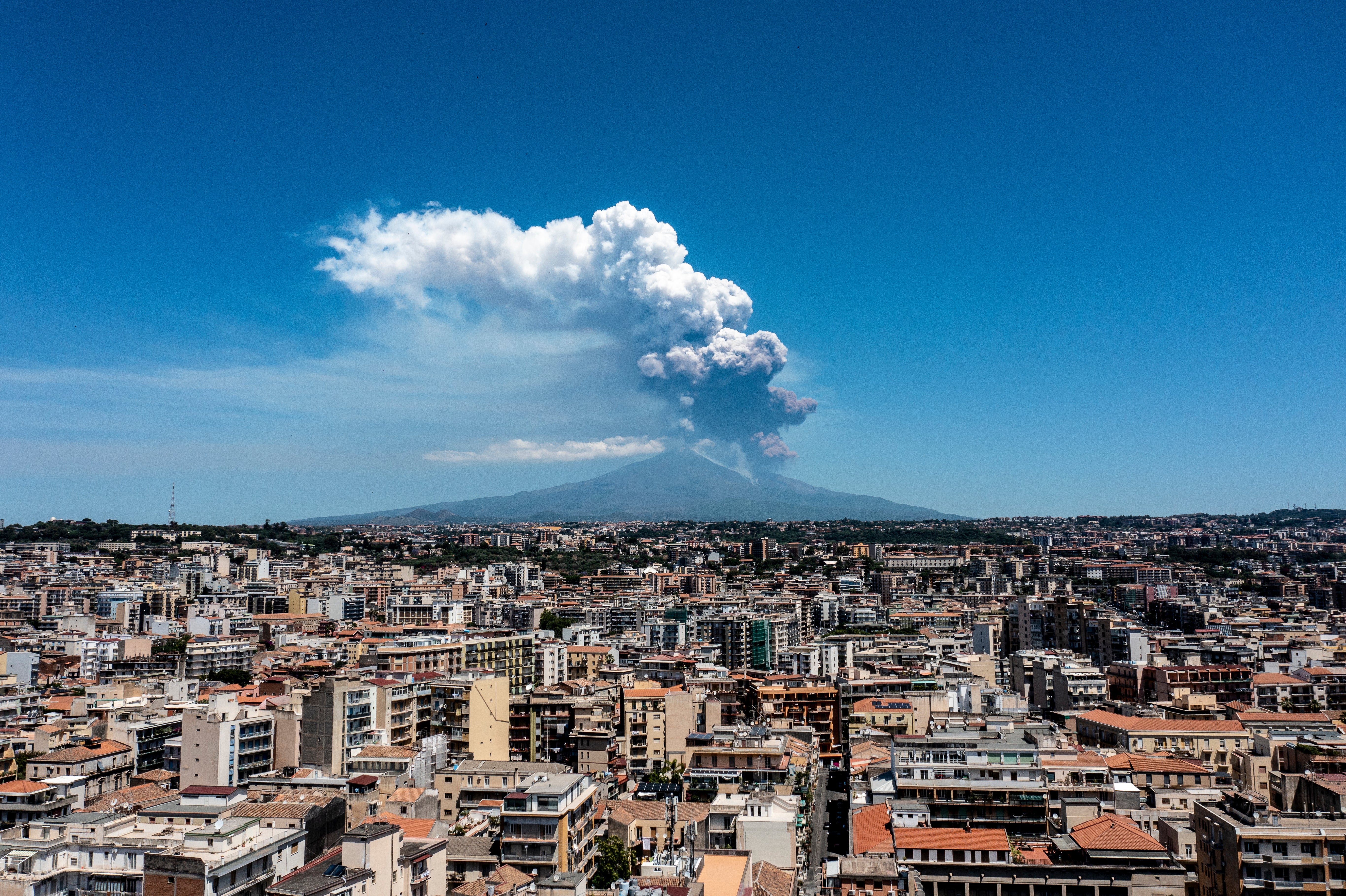 El volcán italiano Etna entra en erupción con fuertes explosiones El volcán italiano Etna entra en erupción con fuertes explosiones