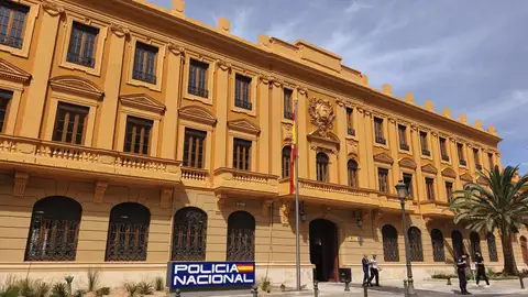 Fachada del edificio principal de la comisaria de Zapadores de València. Fachada del edificio principal de la comisaria de Zapadores de València.