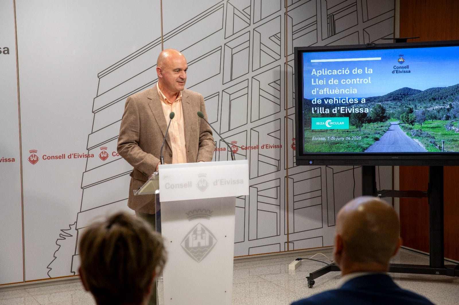 Vicent Marí: “Ibiza no puede seguir recibiendo vehículos sin límite y por eso esta ley pone orden y protege el futuro de la isla” Vicent Marí: “Ibiza no puede seguir recibiendo vehículos sin límite y por eso esta ley pone orden y protege el futuro de la isla”