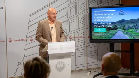 Vicent Marí: “Ibiza no puede seguir recibiendo vehículos sin límite y por eso esta ley pone orden y protege el futuro de la isla” Vicent Marí: “Ibiza no puede seguir recibiendo vehículos sin límite y por eso esta ley pone orden y protege el futuro de la isla”