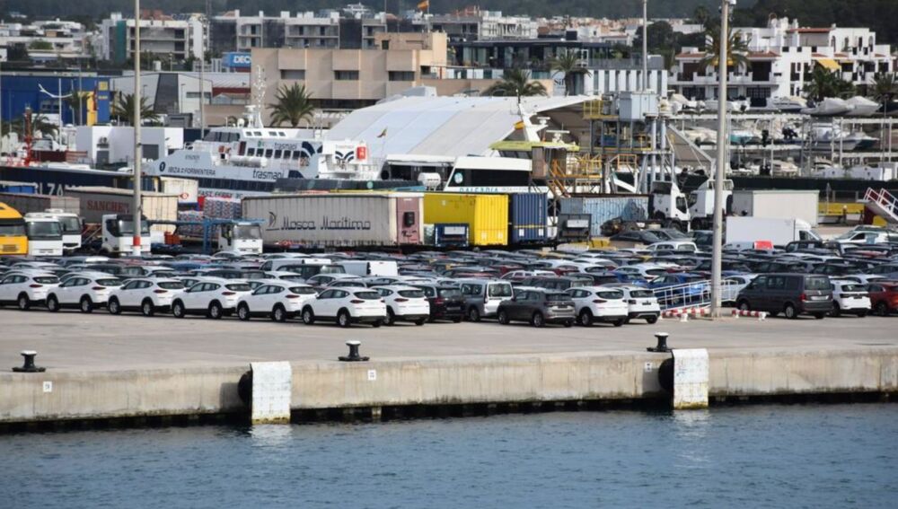 Acumulación de coches de rent a car en el puerto de Ibiza