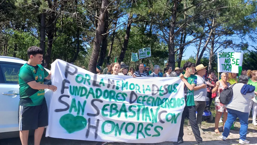 Vecinos de la Parroquia concentrándose en las inmediaciones del campo sintético. Vecinos de la Parroquia concentrándose en las inmediaciones del campo sintético.