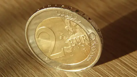 Imagen de archivo de una moneda de 2 euros. Imagen de archivo de una moneda de 2 euros.