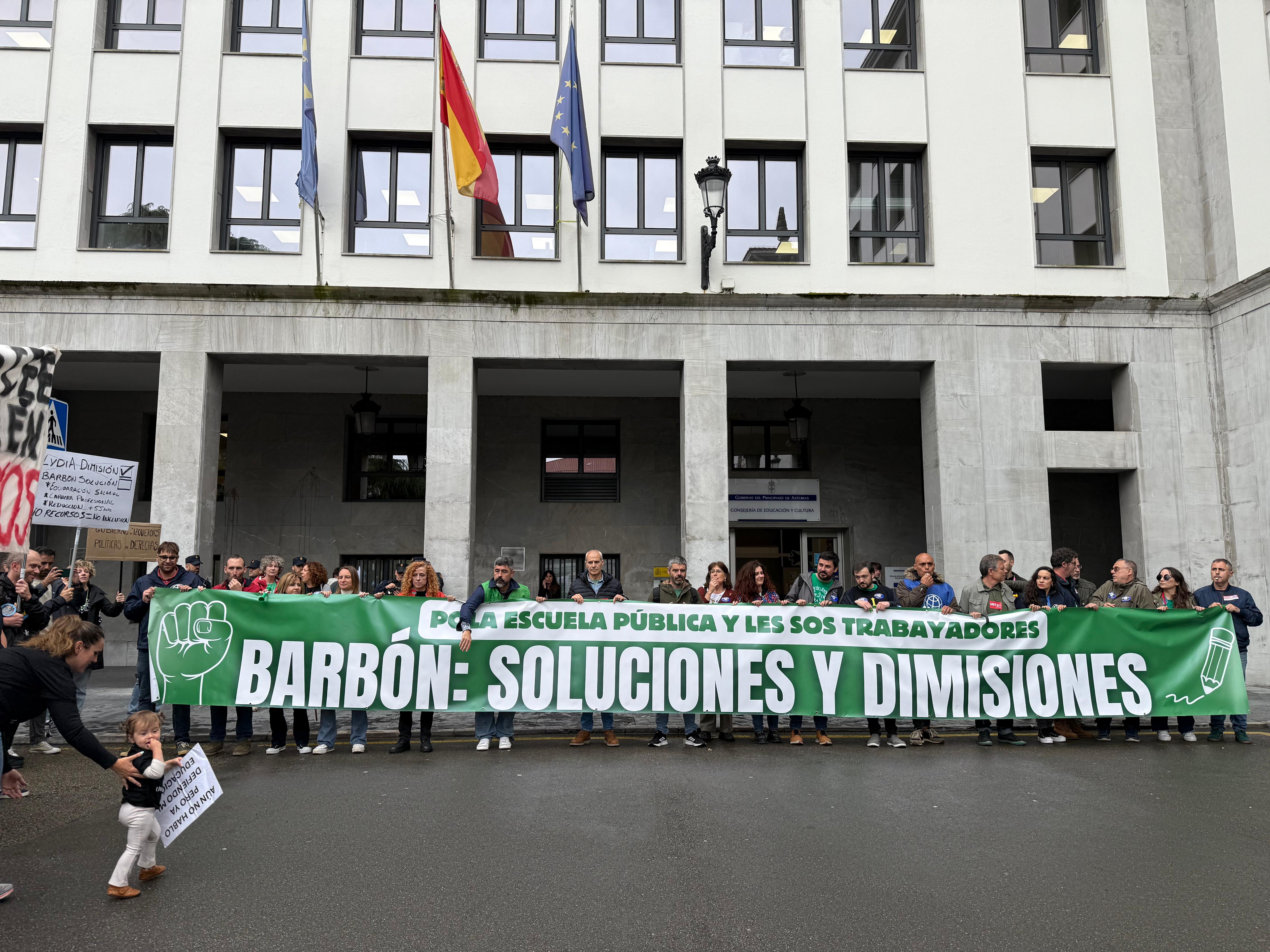 Dimite la consejera de Educación Lydia Espina en el primer día de huelga indefinida de la enseñanza pública de Asturias Dimite la consejera de Educación Lydia Espina en el primer día de huelga indefinida de la enseñanza pública de Asturias