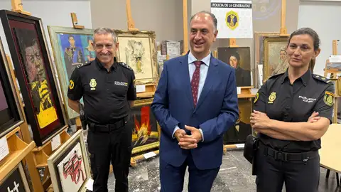 La Policía interviene 41 obras falsas de pintores como Warhol o Dalí que se querían subastar por 1,2 millones La Policía interviene 41 obras falsas de pintores como Warhol o Dalí que se querían subastar por 1,2 millones