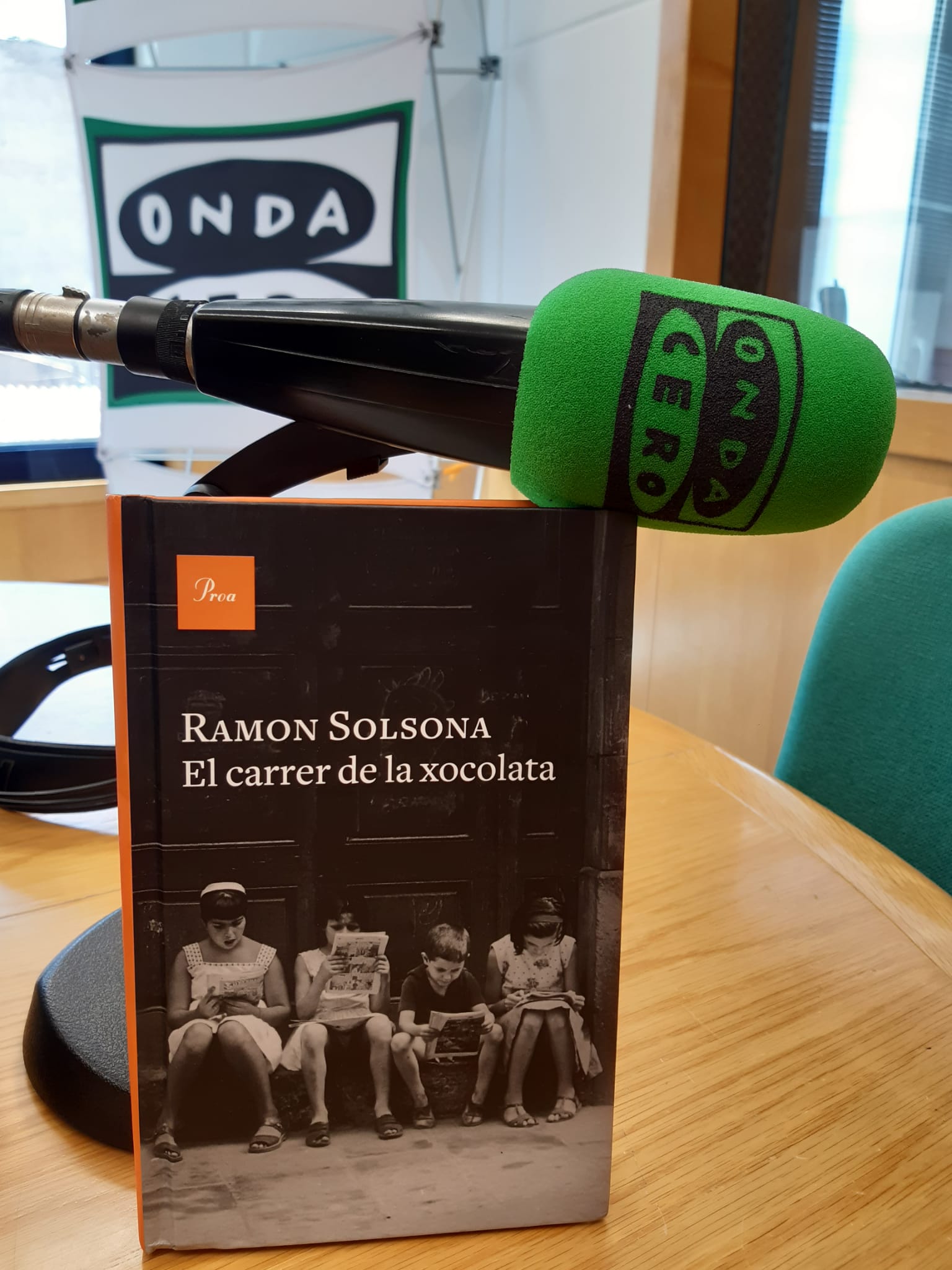 Ramon Solsona reivindica la memòria quotidiana com a patrimoni col·lectiu de país a 'El carrer de la xocolata' Ramon Solsona reivindica la memòria quotidiana com a patrimoni col·lectiu de país a 'El carrer de la xocolata'