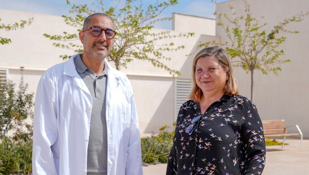 El director de la residencia Imad El Bouchaibi junto a Cristina Costa el día en que él tomó posesión de su cargo