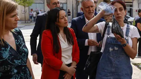 Una vecina muestra residuos para pedir que se repare el alcantarillado ante el ministro de Política Territorial, Ángel Víctor Torres, la delegada del Gobierno, Pilar Bernabé, y la alcaldesa de Catarroja, Lorena Silvent. Una vecina muestra residuos para pedir que se repare el alcantarillado ante el ministro de Política Territorial, Ángel Víctor Torres, la delegada del Gobierno, Pilar Bernabé, y la alcaldesa de Catarroja, Lorena Silvent.