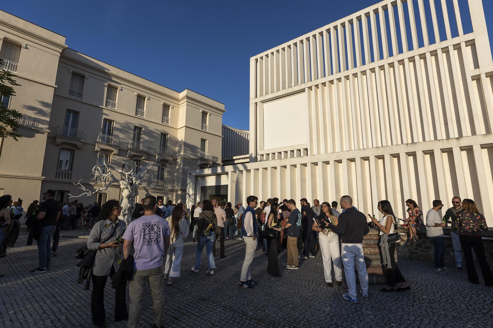 El Museo Helga de Alvear celebrará el 20 de junio el Día Mundial de los Refugiados con cine, cocina, música y visitas comentadas El Museo Helga de Alvear celebrará el 20 de junio el Día Mundial de los Refugiados con cine, cocina, música y visitas comentadas
