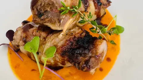 Pollo relleno de boletus, jamón ibérico con salsa de tomate Pollo relleno de boletus, jamón ibérico con salsa de tomate