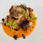 Pollo relleno de boletus, jamón ibérico con salsa de tomate