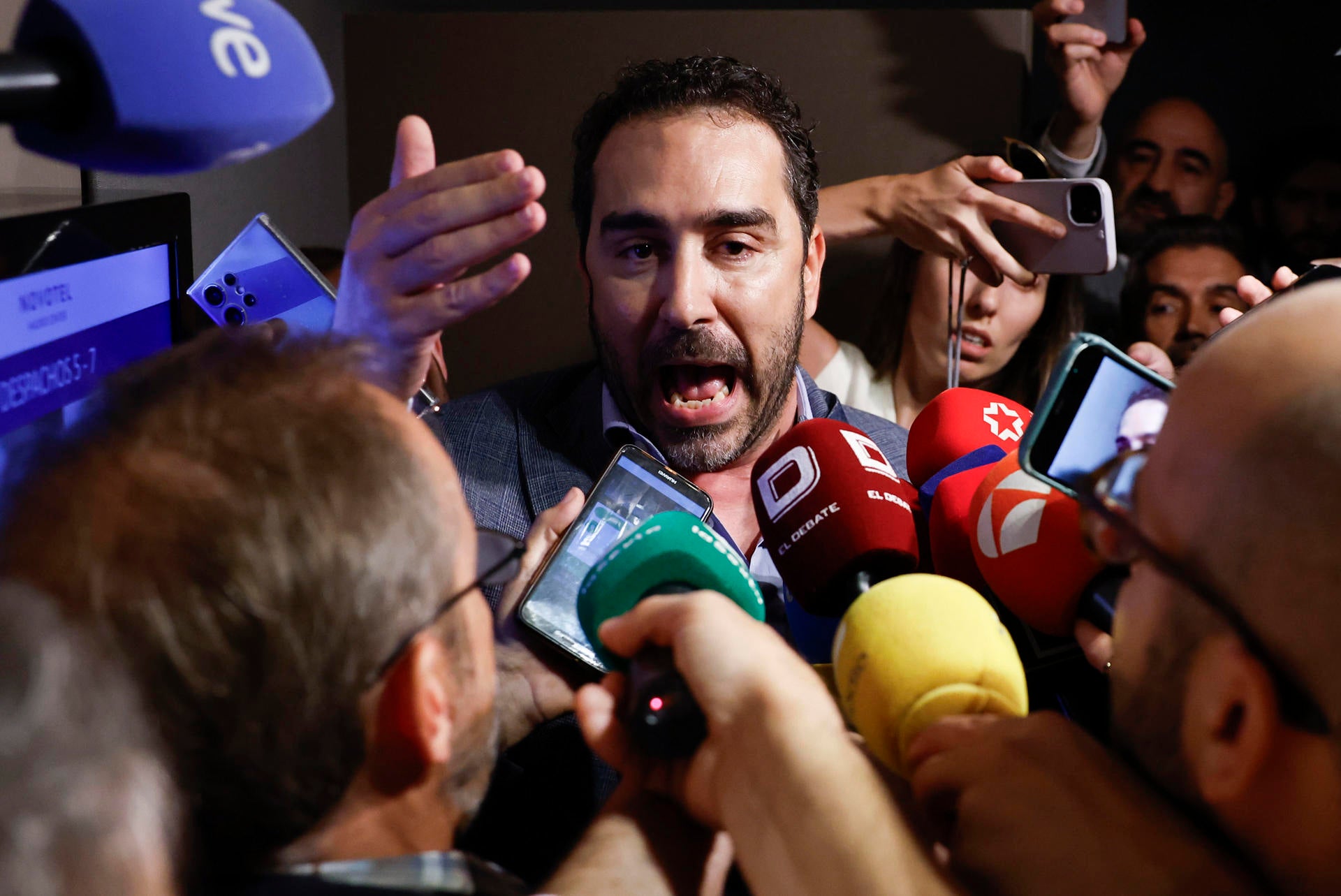 Así ha narrado Onda Cero el momento en el que Aldama ha irrumpido en la comparecencia de Leire Díez: "¿Por qué está aquí?" Así ha narrado Onda Cero el momento en el que Aldama ha irrumpido en la comparecencia de Leire Díez: "¿Por qué está aquí?"