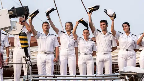 La princesa Leonor de Borbón (3i) saluda junto a sus compañeros durante la escala del Buque-Escuela de la Armada. La princesa Leonor de Borbón (3i) saluda junto a sus compañeros durante la escala del Buque-Escuela de la Armada.