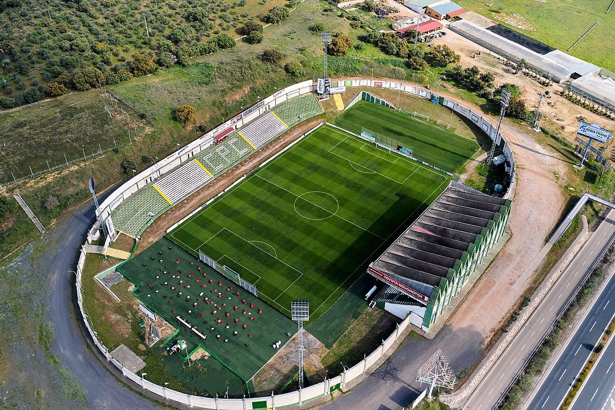 La Junta destinará 250.000 euros para mejorar el césped del estadio Príncipe Felipe de Cáceres La Junta destinará 250.000 euros para mejorar el césped del estadio Príncipe Felipe de Cáceres