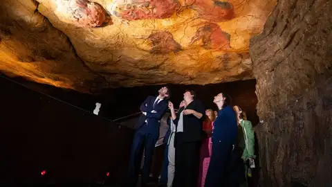 Miembros del Patronato de Altamira visitando la Neocueva Miembros del Patronato de Altamira visitando la Neocueva
