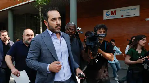El empresario Víctor de Aldama (i), investigado en el caso Koldo, tras su aparición este miércoles durante la comparecencia ante la prensa de la militante del PSOE Leire Díez en la que ha asegurado que "ha mentido en todo". El empresario Víctor de Aldama (i), investigado en el caso Koldo, tras su aparición este miércoles durante la comparecencia ante la prensa de la militante del PSOE Leire Díez en la que ha asegurado que "ha mentido en todo".
