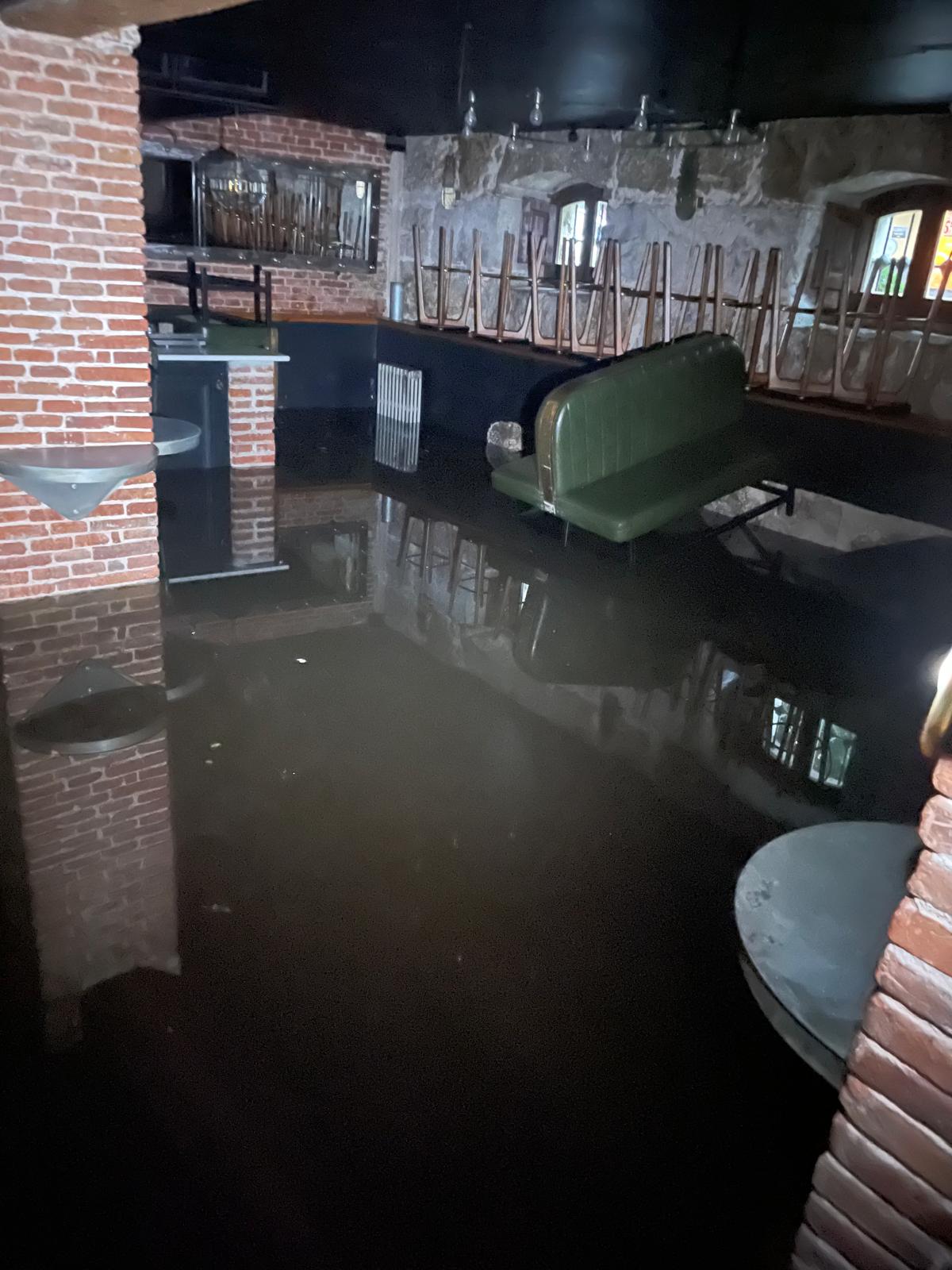 Conocemos la actuación de policía y bomberos por la tormenta y el hartazgo de los negocios de calle Esgueva por inundaciones Conocemos la actuación de policía y bomberos por la tormenta y el hartazgo de los negocios de calle Esgueva por inundaciones