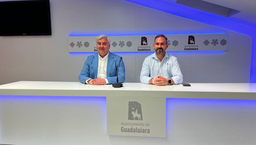 Alfonso Esteban, concejal de Hacienda y Santiago López, concejal de Transportes en la rueda de prensa en el Ayuntamiento de Guadalajara 