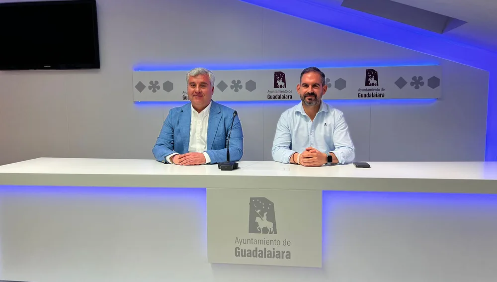 Alfonso Esteban, concejal de Hacienda y Santiago López, concejal de Transportes en la rueda de prensa en el Ayuntamiento de Guadalajara Alfonso Esteban, concejal de Hacienda y Santiago López, concejal de Transportes en la rueda de prensa en el Ayuntamiento de Guadalajara