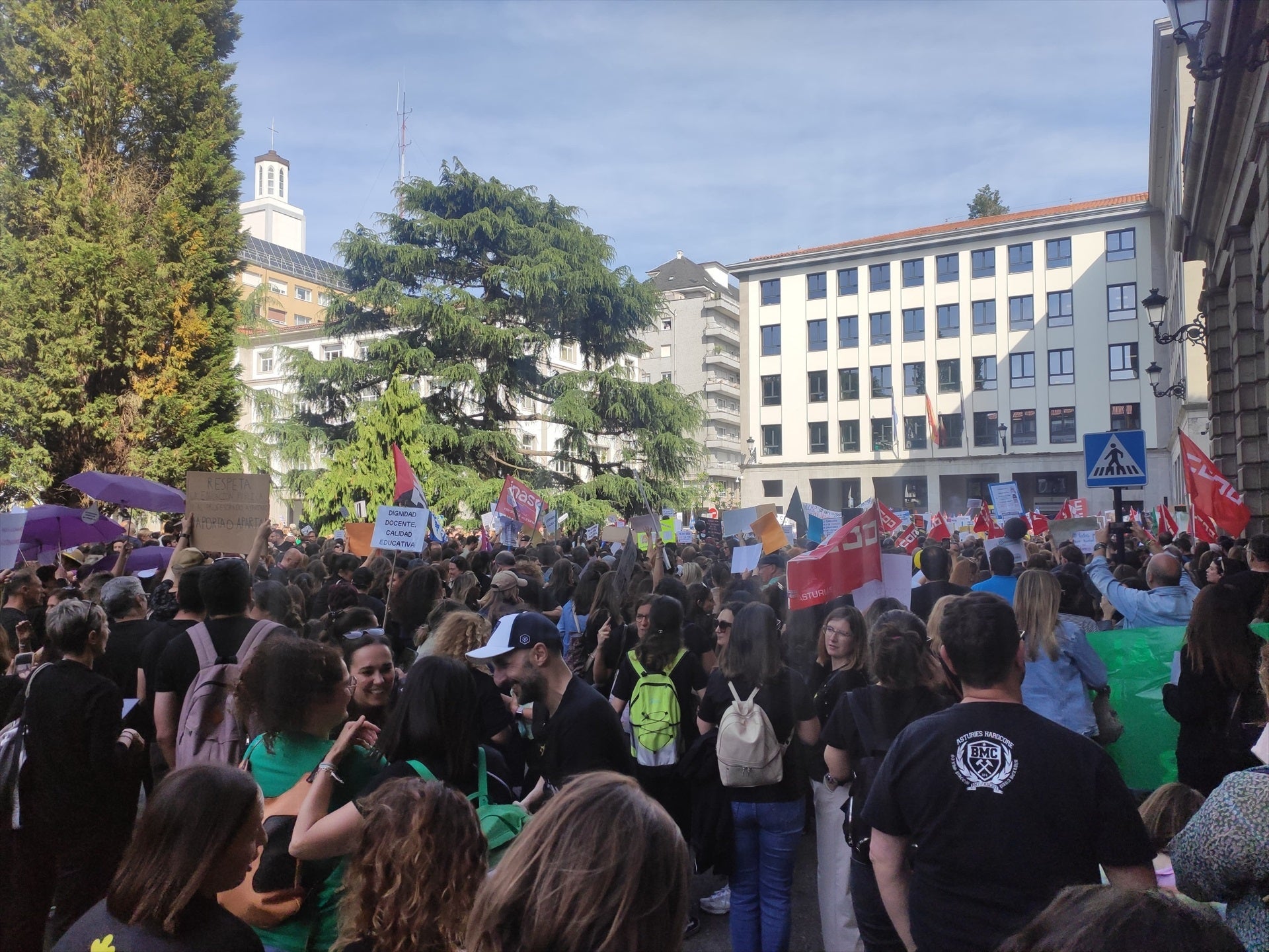 Cientos de profesores pasan la noche en los institutos de Asturias en protesta por la falta de acuerdo con el Gobierno Cientos de profesores pasan la noche en los institutos de Asturias en protesta por la falta de acuerdo con el Gobierno