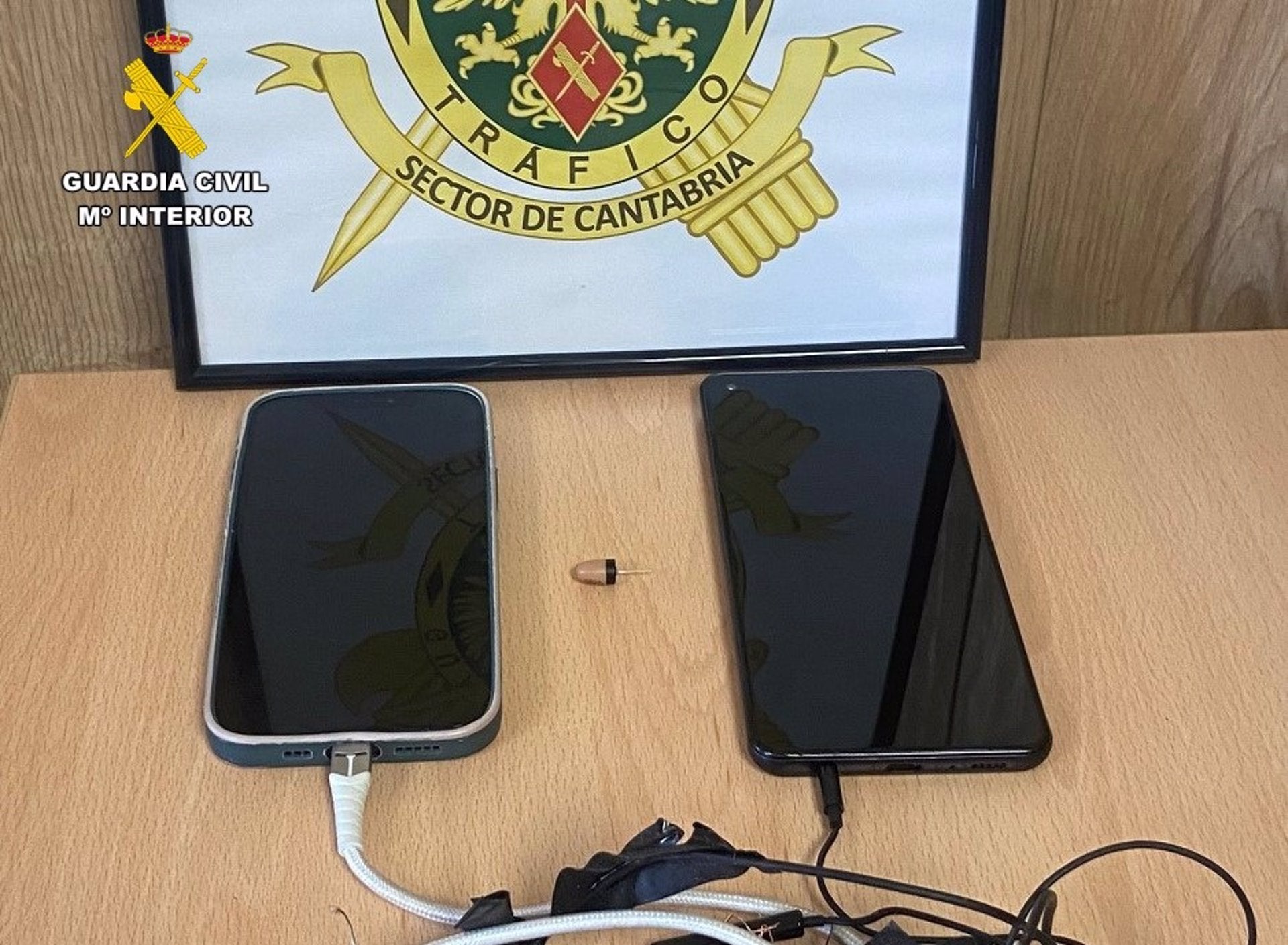 Nueve sorprendidos con teléfonos y auriculares para "copiar" en el examen del carné de conducir Nueve sorprendidos con teléfonos y auriculares para "copiar" en el examen del carné de conducir