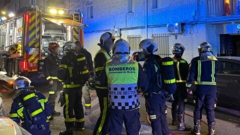 Dotaci&oacute;n de bomberos atendiendo un incendio en Torrej&oacute;n de Ardoz