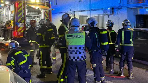 un incendio en una zona residencial de Torrejón de Ardoz deja seis heridos por inhalación de humo Dotación de bomberos atendiendo un incendio en Torrejón de Ardoz