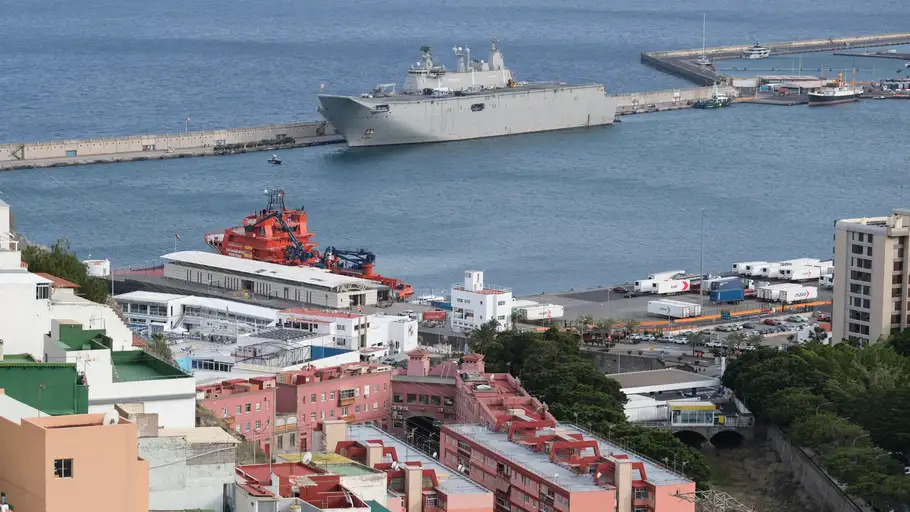 El buque Juan Carlos I, el más grande del ejército de España en su historia, se encuentra ya en el puerto de Santa Cruz de Tenerife, donde el próximo sábado día 7 de junio participará en el desfile de las Fuerzas Armadas, además de permitir la entrada de civiles a sus instalaciones con el objetivo de dar a conocer a la población las tareas que realiza y sus capacidades. EFE/ Alberto Valdés El buque Juan Carlos I, el más grande del ejército de España en su historia, se encuentra ya en el puerto de Santa Cruz de Tenerife, donde el próximo sábado día 7 de junio participará en el desfile de las Fuerzas Armadas, además de permitir la entrada de civiles a sus instalaciones con el objetivo de dar a conocer a la población las tareas que realiza y sus capacidades.