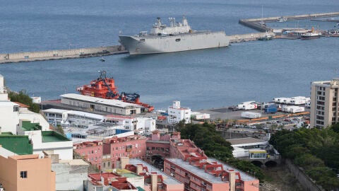 El buque Juan Carlos I, el m&aacute;s grande del ej&eacute;rcito de Espa&ntilde;a en su historia, se encuentra ya en el puerto de Santa Cruz de Tenerife, donde el pr&oacute;ximo s&aacute;bado d&iacute;a 7 de junio participar&aacute; en el desfile de las Fuerzas Armadas, adem&aacute;s de permitir la entrada de civiles a sus instalaciones con el objetivo de dar a conocer a la poblaci&oacute;n las tareas que realiza y sus capacidades.