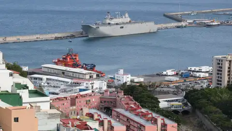 El buque Juan Carlos I, el más grande del ejército de España en su historia, se encuentra ya en el puerto de Santa Cruz de Tenerife, donde el próximo sábado día 7 de junio participará en el desfile de las Fuerzas Armadas, además de permitir la entrada de civiles a sus instalaciones con el objetivo de dar a conocer a la población las tareas que realiza y sus capacidades. EFE/ Alberto Valdés El buque Juan Carlos I, el más grande del ejército de España en su historia, se encuentra ya en el puerto de Santa Cruz de Tenerife, donde el próximo sábado día 7 de junio participará en el desfile de las Fuerzas Armadas, además de permitir la entrada de civiles a sus instalaciones con el objetivo de dar a conocer a la población las tareas que realiza y sus capacidades.