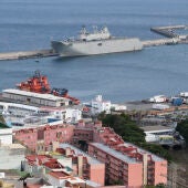 El buque Juan Carlos I, el más grande del ejército de España en su historia, se encuentra ya en el puerto de Santa Cruz de Tenerife, donde el próximo sábado día 7 de junio participará en el desfile de las Fuerzas Armadas, además de permitir la entrada de civiles a sus instalaciones con el objetivo de dar a conocer a la población las tareas que realiza y sus capacidades. EFE/ Alberto Valdés