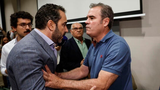 El empresario Víctor de Aldama (i), investigado en el caso Koldo, se encara con el empresario Javier Pérez Dolset