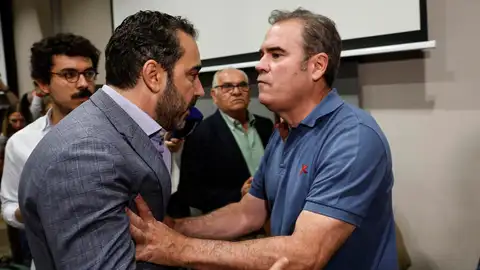 El empresario Víctor de Aldama (i), investigado en el caso Koldo, se encara con el empresario Javier Pérez Dolset El empresario Víctor de Aldama (i), investigado en el caso Koldo, se encara con el empresario Javier Pérez Dolset