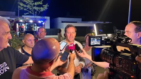 Carlos Vel&aacute;zquez visita el lugar afectado por el incendio de la Legua